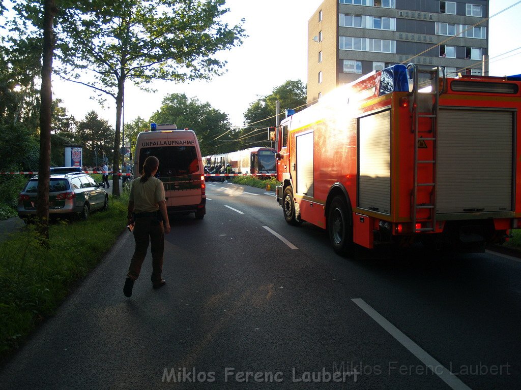 VU PKW KVB Bahn Koeln Vogelsang Venloerst Kohlgrabenweg P045.JPG